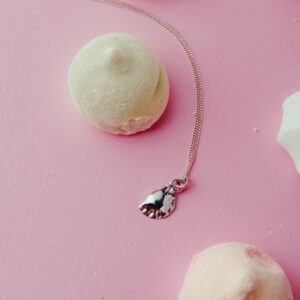 Pieróg naszyjnik z łańcuszkiem mały